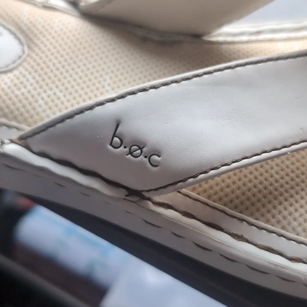 B.o.c Women's Size 8 White Leather Slip-On Flat Sandals / Flip Flops